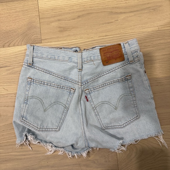 Women’s Levi’s shorts - Picture 2 of 2